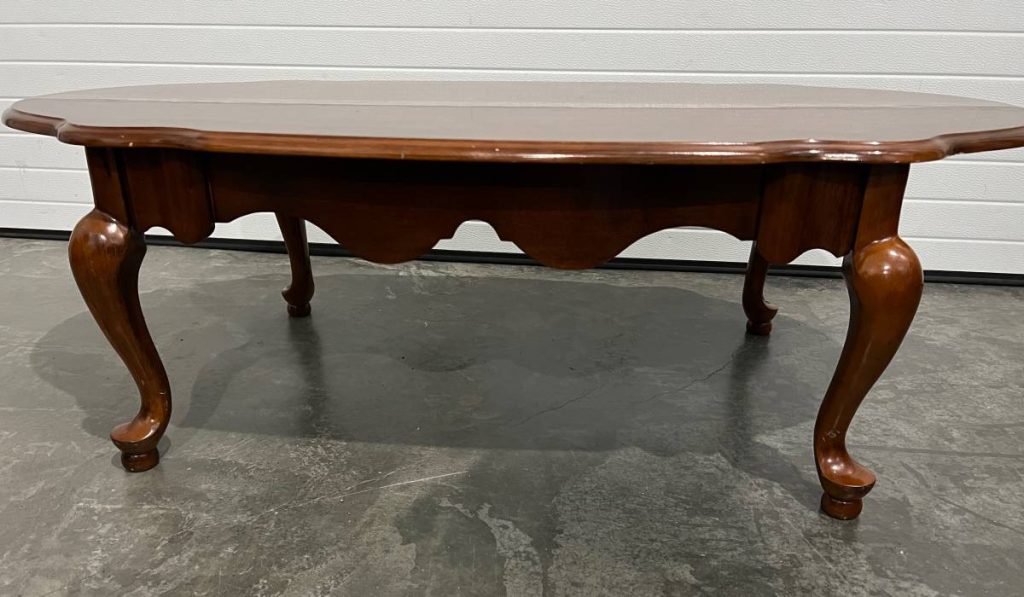 Oval Queen Anne Wooden Coffee Table with Decorative Edging and Glossy