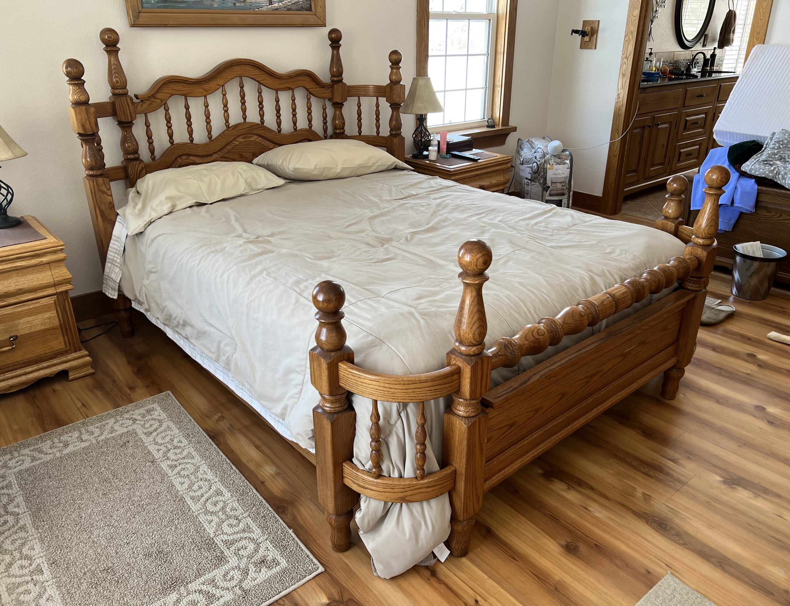 High End Solid Oak Queen Bed Frame with Double Posts and Curved Headboard/Footboard Creative